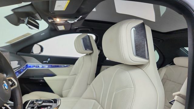 Used 2025 BMW 740i xDrive w/ Premium Package image 33