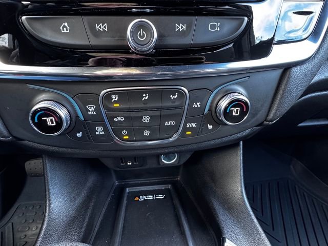 Used 2023 Chevrolet Traverse LT w/ Rear Camera Mirror Package image 28