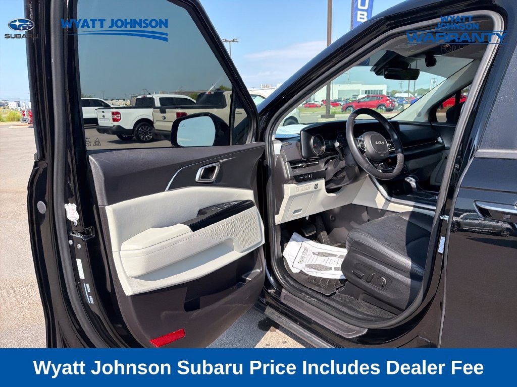 Used 2024 Kia Carnival LX FWD image 17