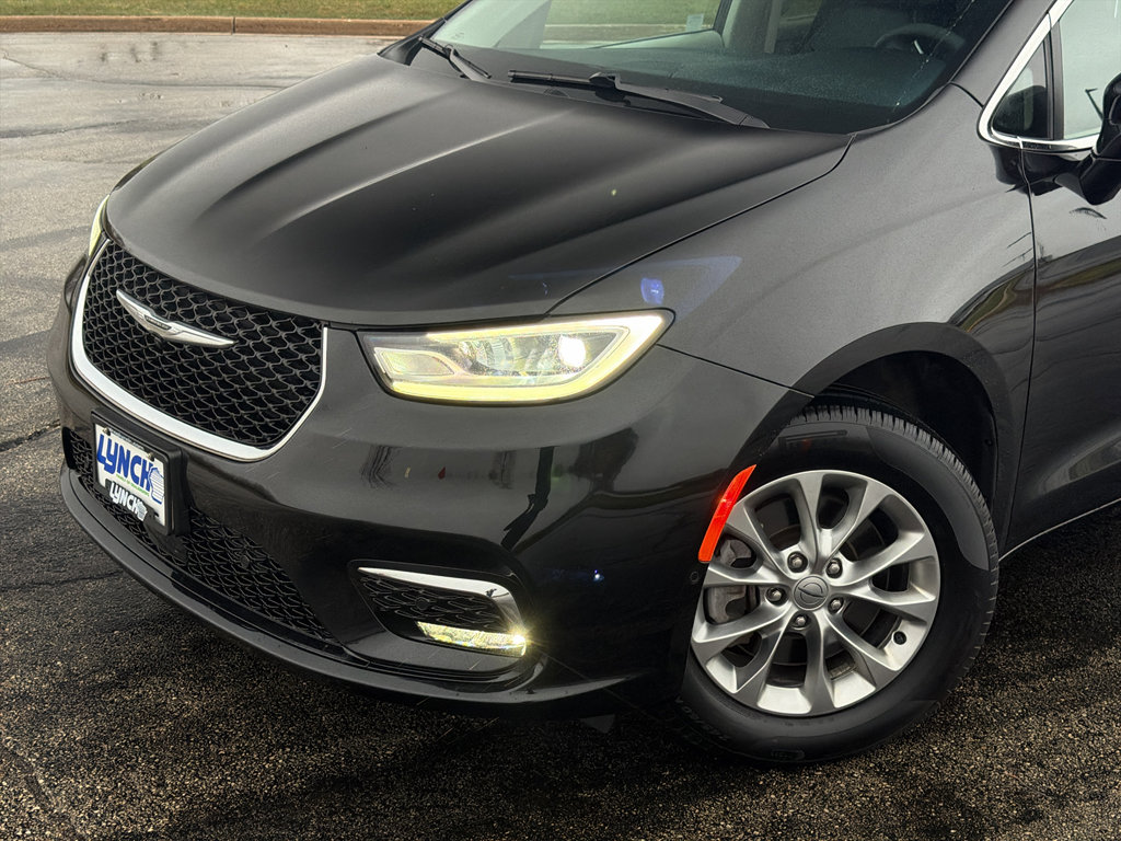 Used 2024 Chrysler Pacifica Touring-L image 8