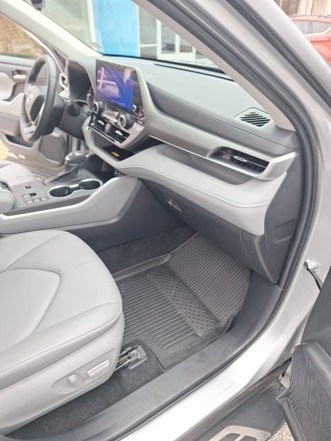 Used 2024 Toyota Highlander LE image 19