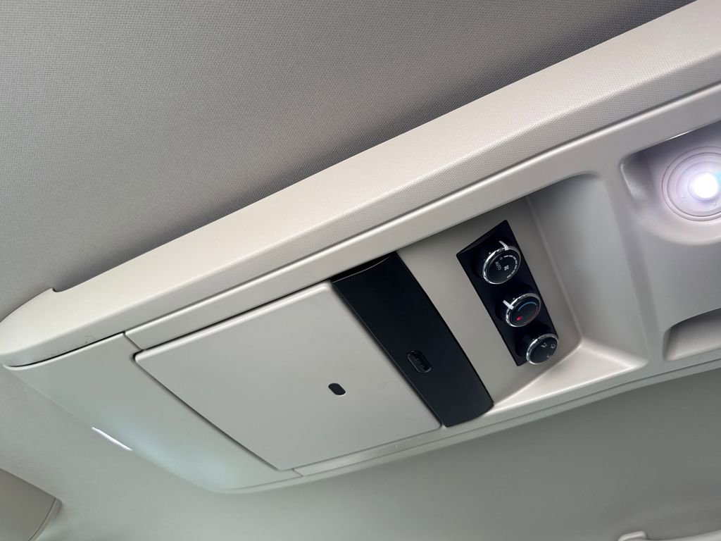 Used 2015 Chrysler Town & Country Touring-L w/ Driver Convenience Group image 16