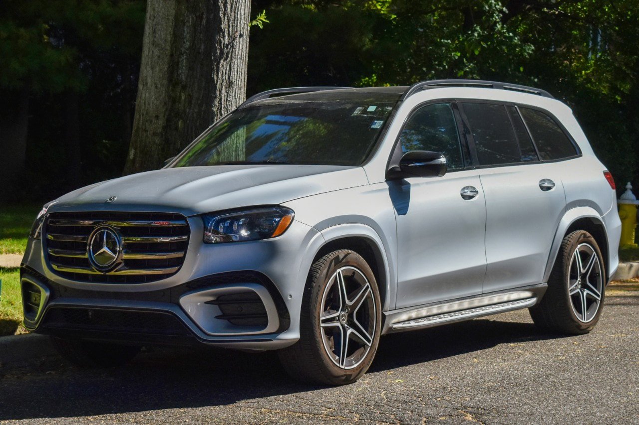 Used 2025 Mercedes-Benz GLS 450 4MATIC w/ AMG Line Exterior image 2
