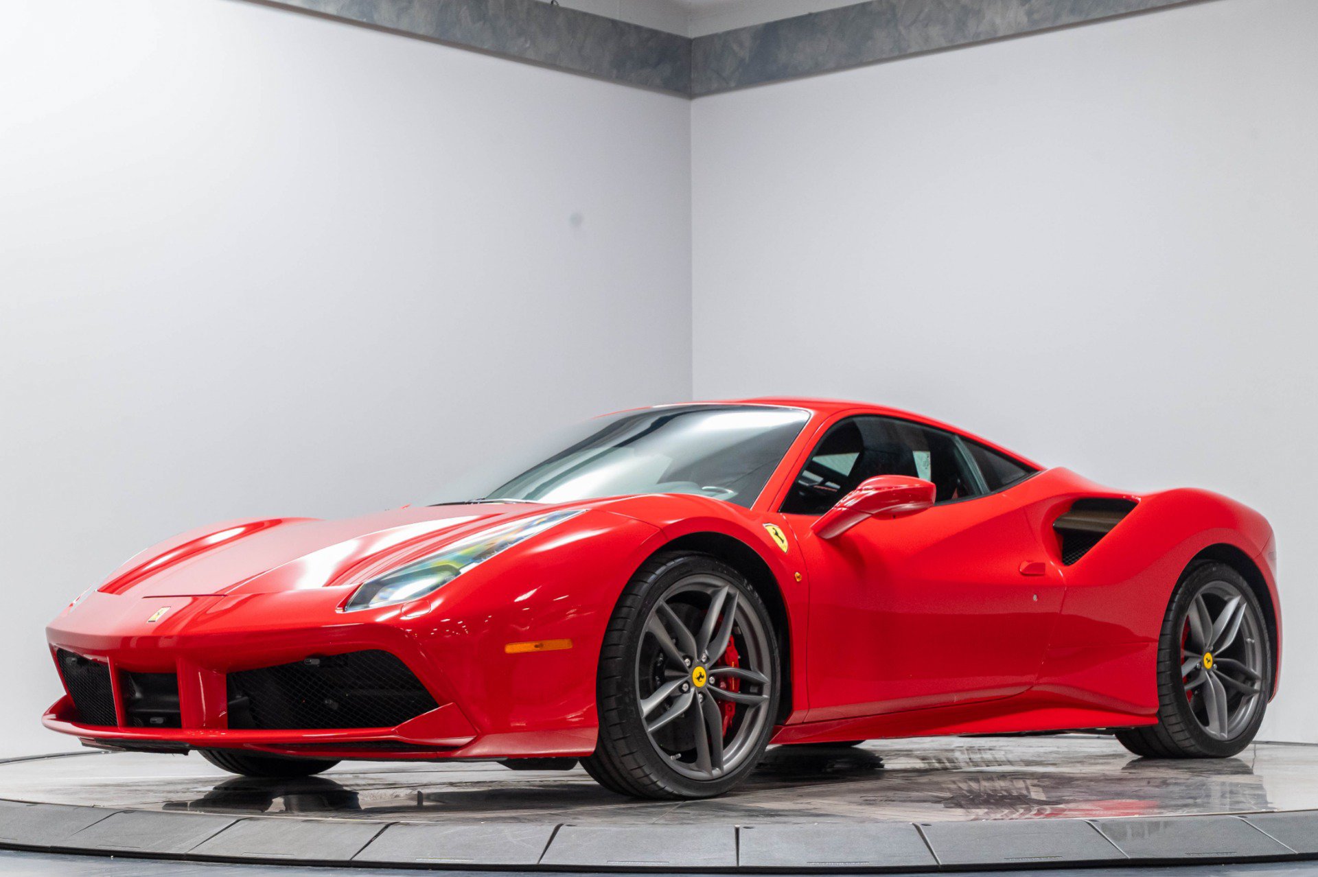 Used 2018 Ferrari 488 GTB RWD image 2