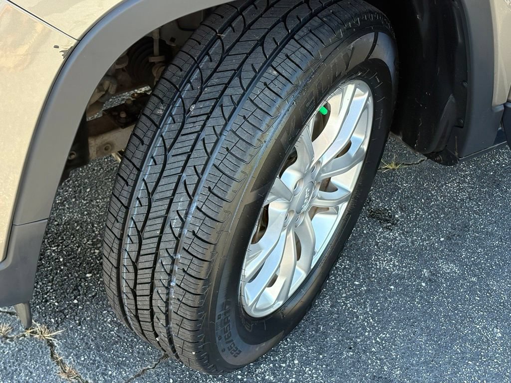 Used 2019 Jeep Cherokee Latitude w/ Popular Appearance Group AWD/4WD image 30