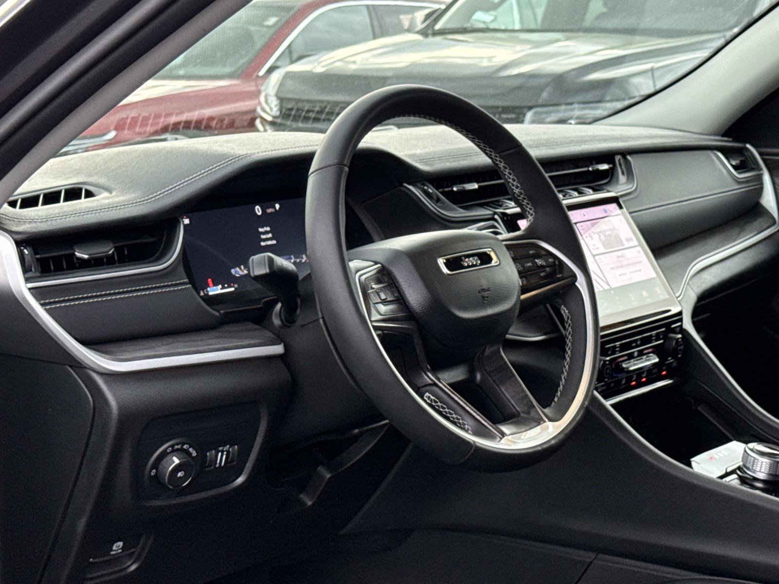 Used 2024 Jeep Grand Cherokee Limited w/ Black Appearance Package image 11