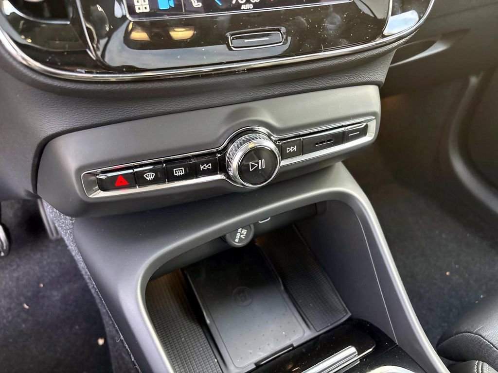 Certified 2025 Volvo XC40 B5 Plus w/ Protection Package Premier image 22
