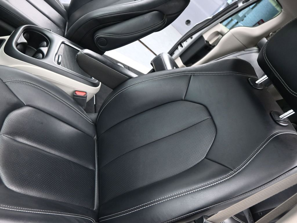 Used 2024 Chrysler Pacifica Touring-L image 9