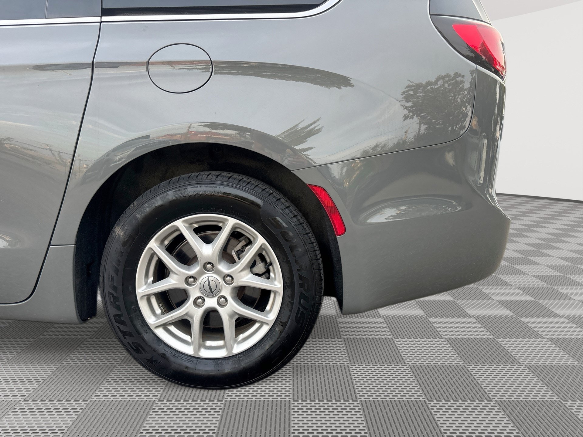 Used 2025 Chrysler Pacifica Select FWD image 28