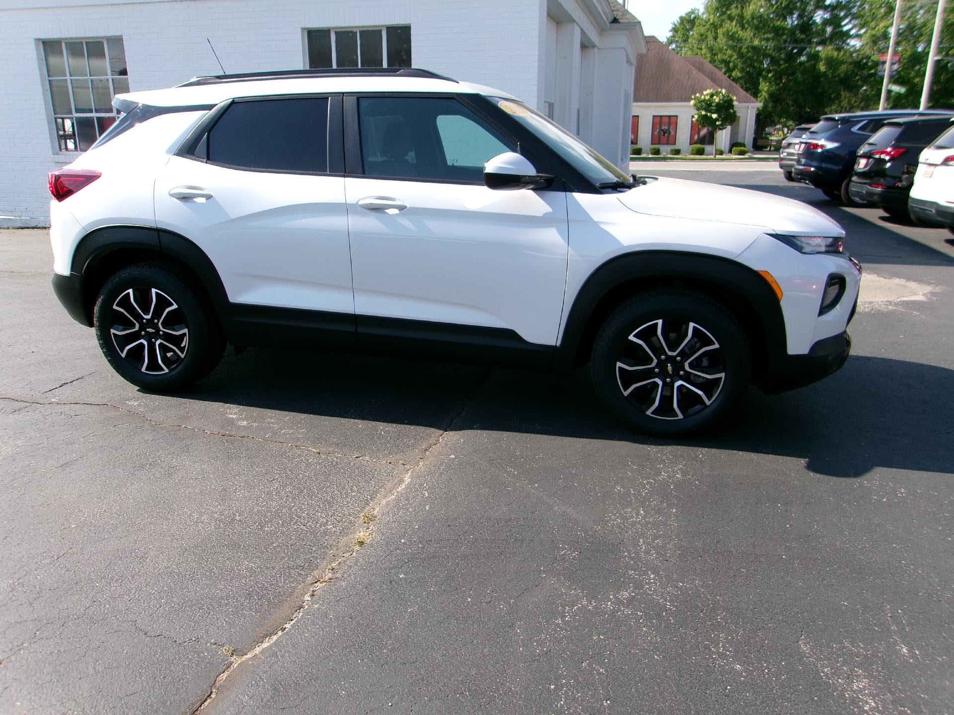 Used 2023 Chevrolet TrailBlazer ACTIV w/ Sun and Liftgate Package FWD image 4