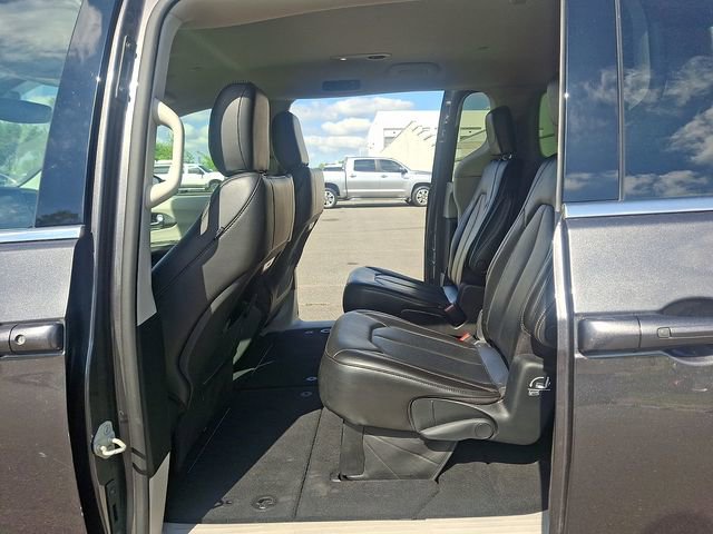 Used 2023 Chrysler Pacifica Touring-L FWD image 10