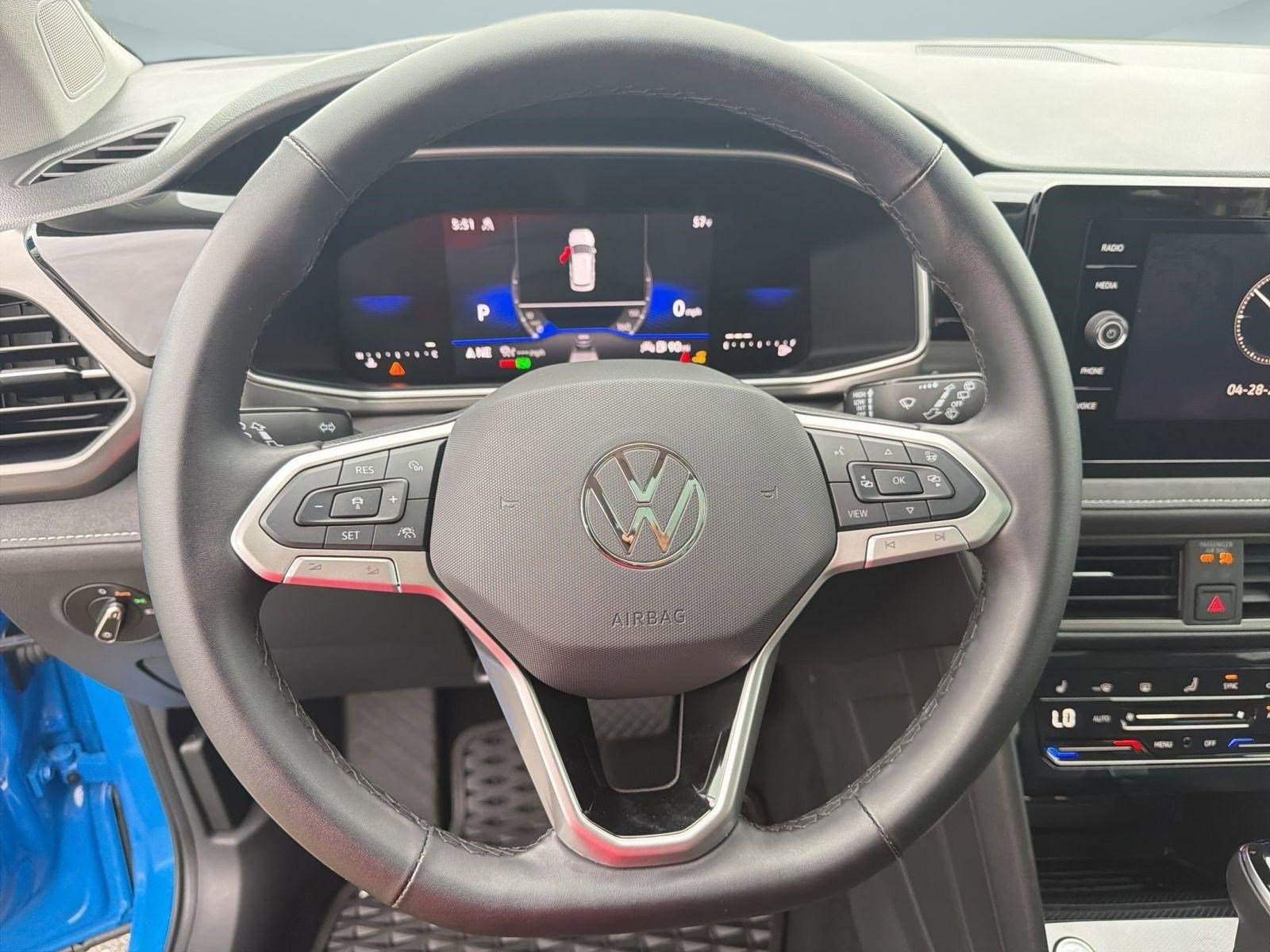Certified 2025 Volkswagen Taos SE AWD/4WD image 17