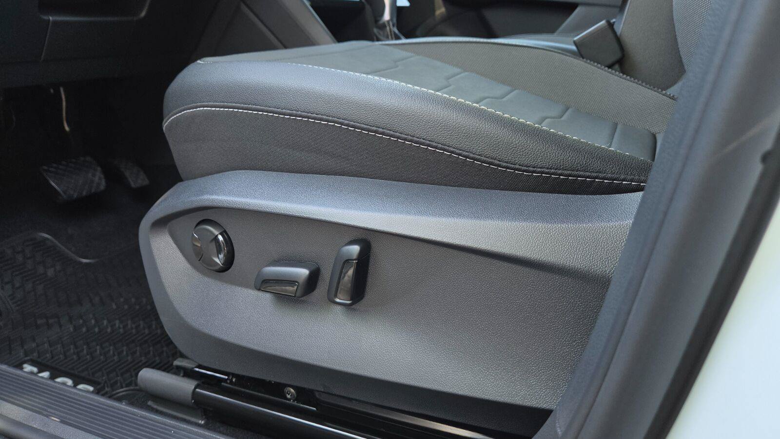 New 2027 Volkswagen Taos SE FWD image 21