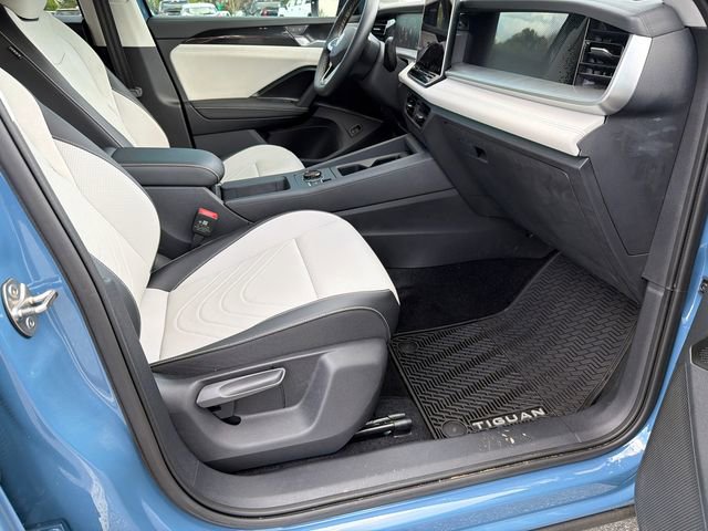 Used 2025 Volkswagen Tiguan SE image 13