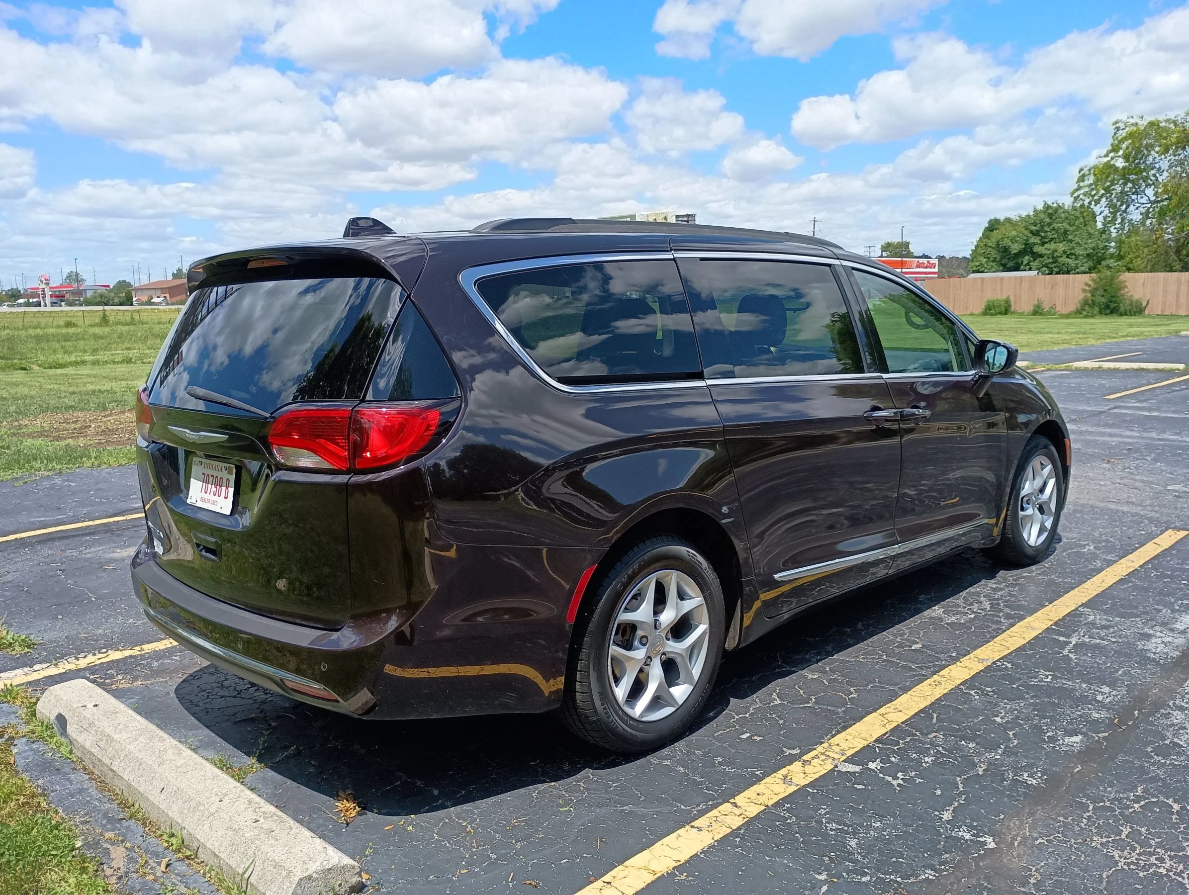 Used 2017 Chrysler Pacifica Touring-L w/ Tire & Wheel Group FWD image 5