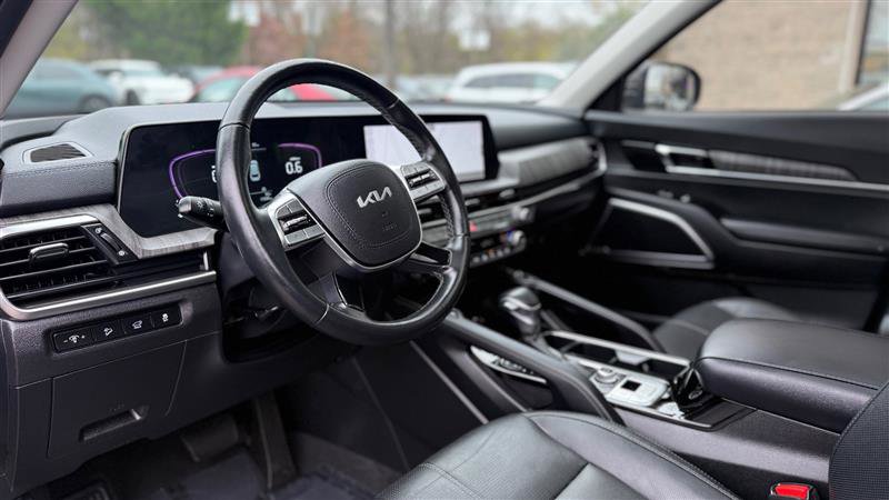Used 2024 Kia Telluride EX w/ EX Captain's Chair Package image 13