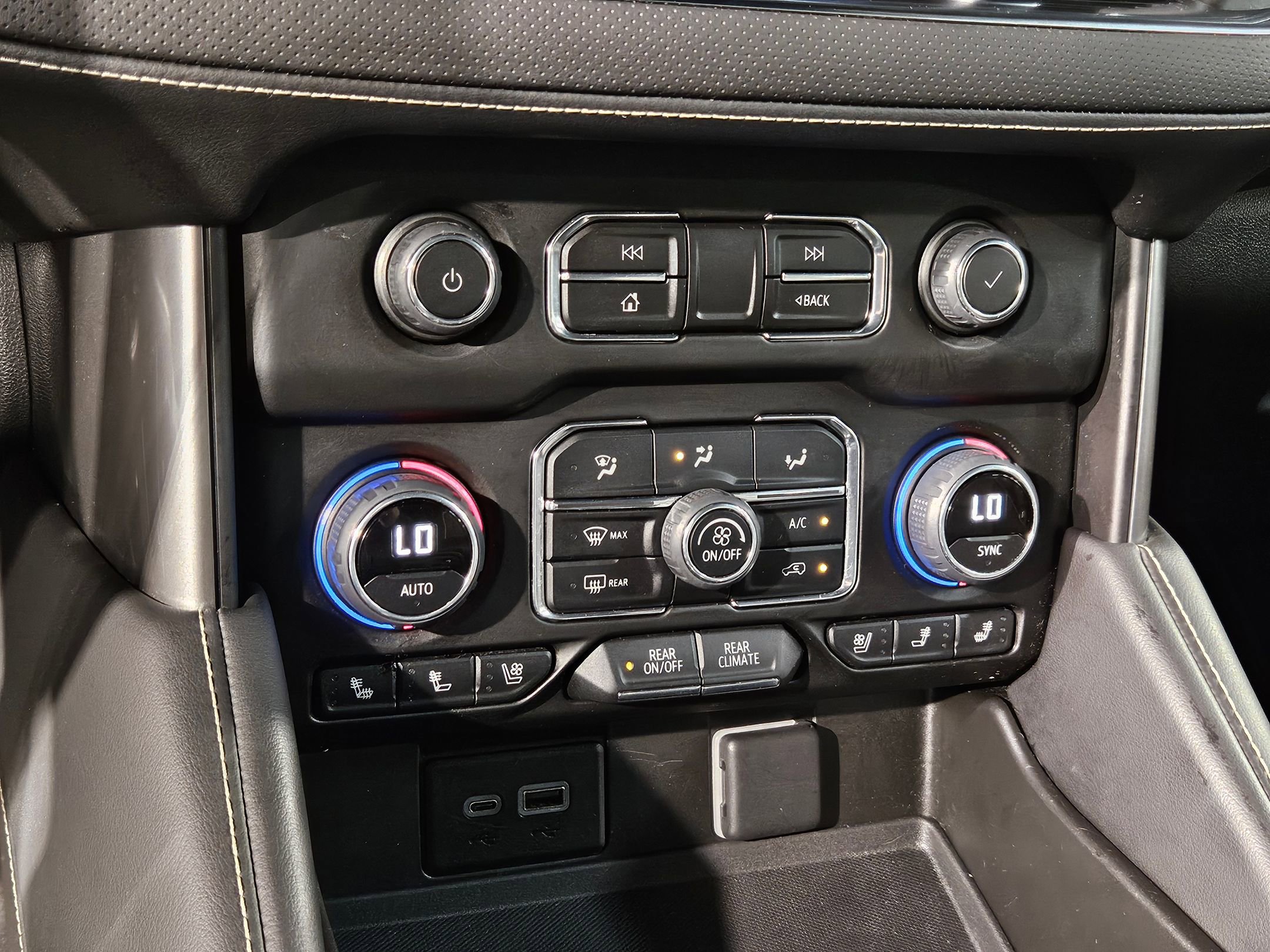 Used 2024 Chevrolet Suburban Premier image 32