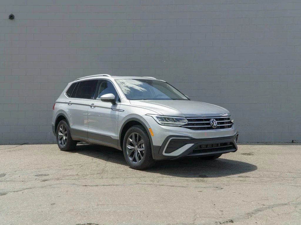 Used 2023 Volkswagen Tiguan SE w/ Panoramic Sunroof Package AWD/4WD image 9