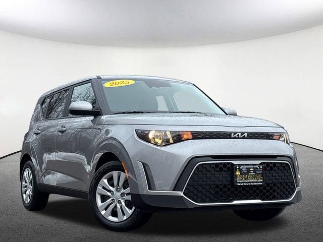 Used 2025 Kia Soul LX image 2