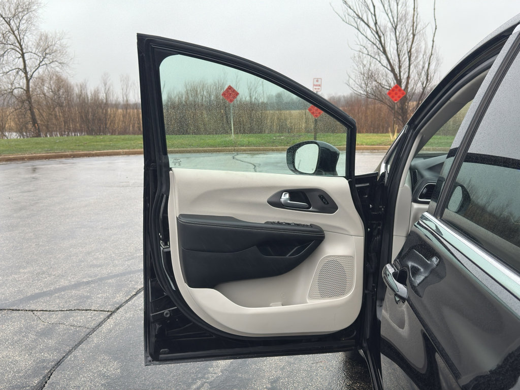 Used 2024 Chrysler Pacifica Touring-L image 10