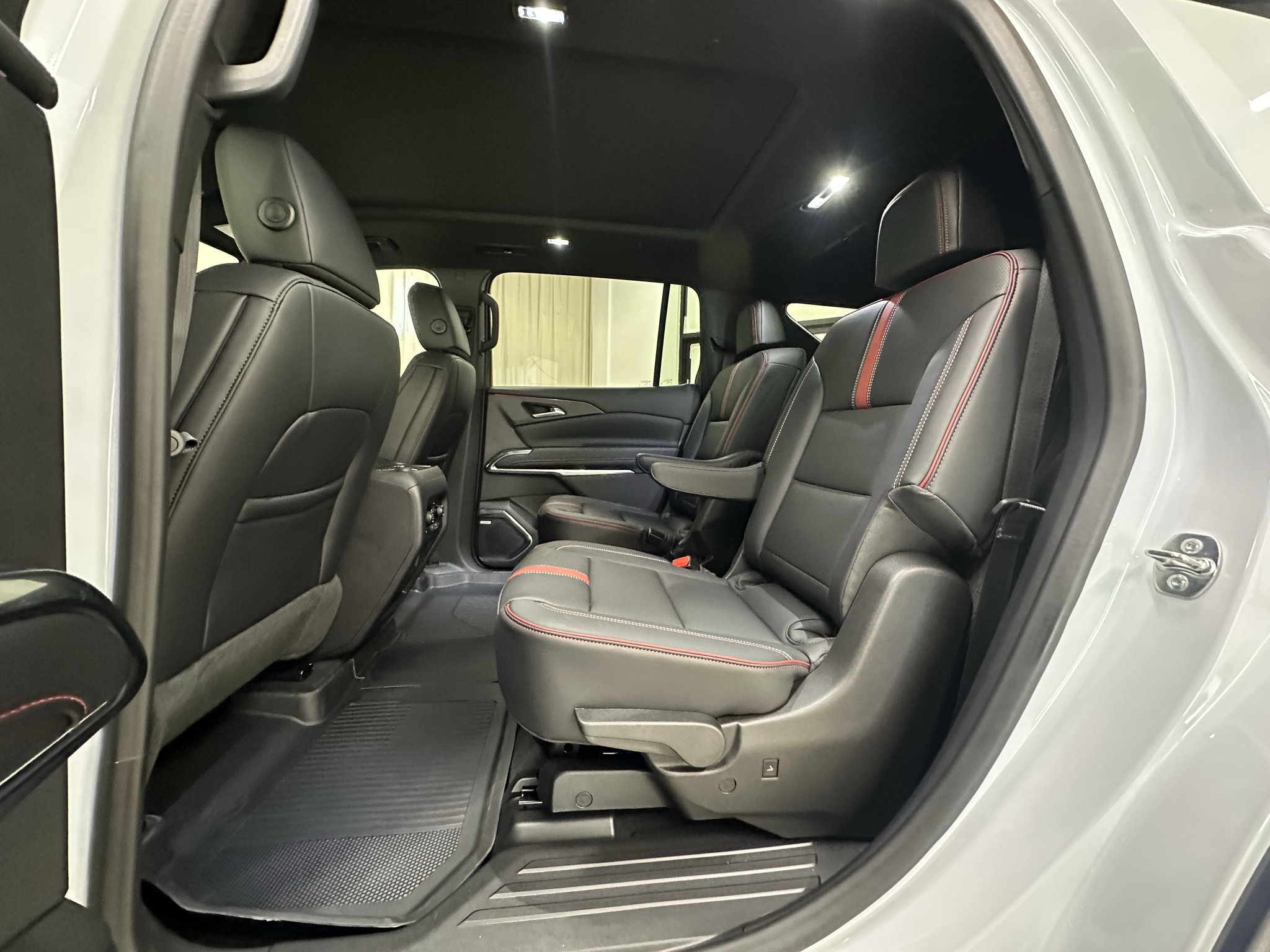 New 2027 Chevrolet Traverse RS w/ LPO, Floor Liner Package AWD/4WD image 13