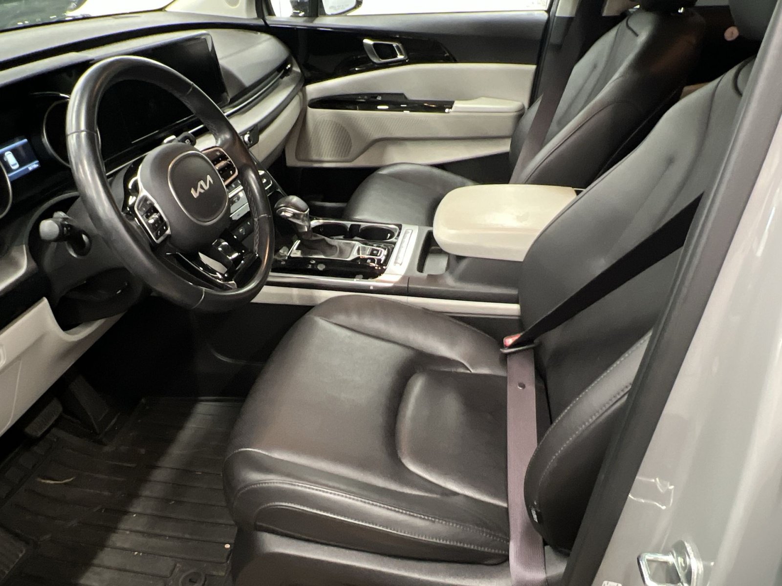 Used 2022 Kia Carnival EX FWD image 10