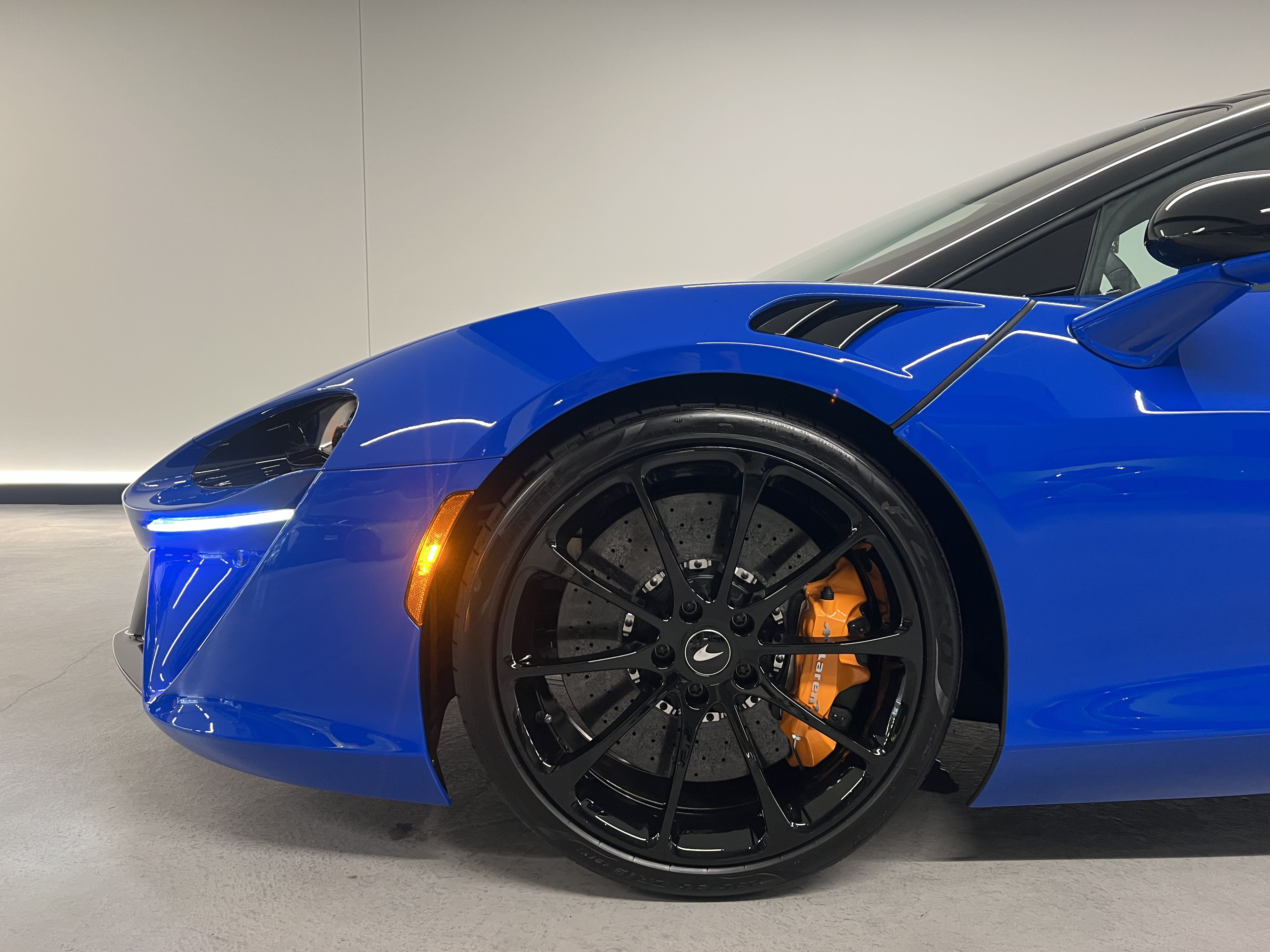 Used 2027 McLaren Artura Spider RWD image 38