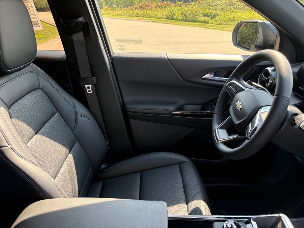 New 2027 Chevrolet Equinox LT w/ Convenience Package II FWD image 31