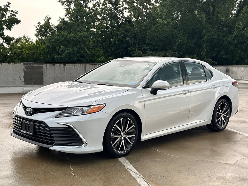 Used 2022 Toyota Camry XLE FWD image 2