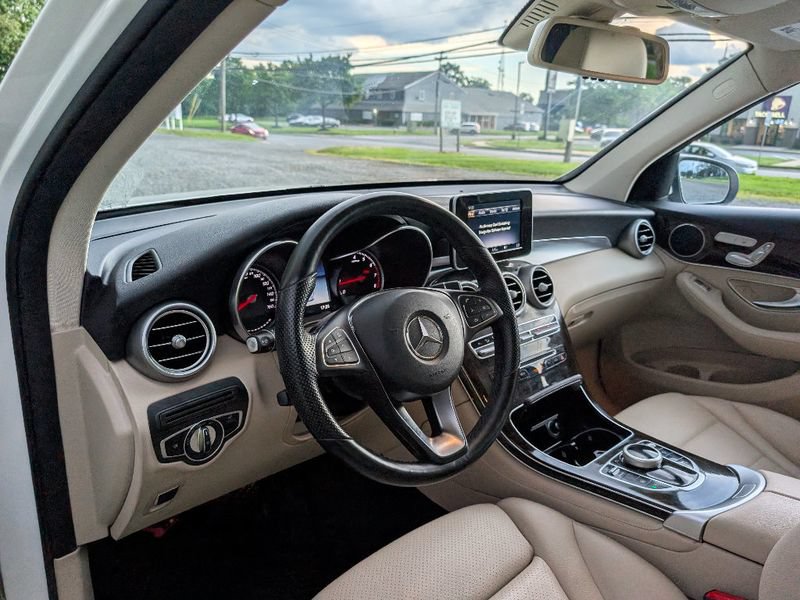 Used 2018 Mercedes-Benz GLC 300 4MATIC image 20