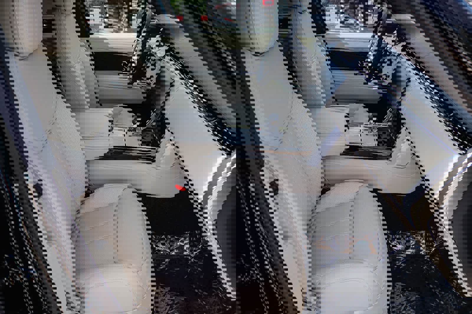 New 2026 Land Rover Range Rover SE image 17