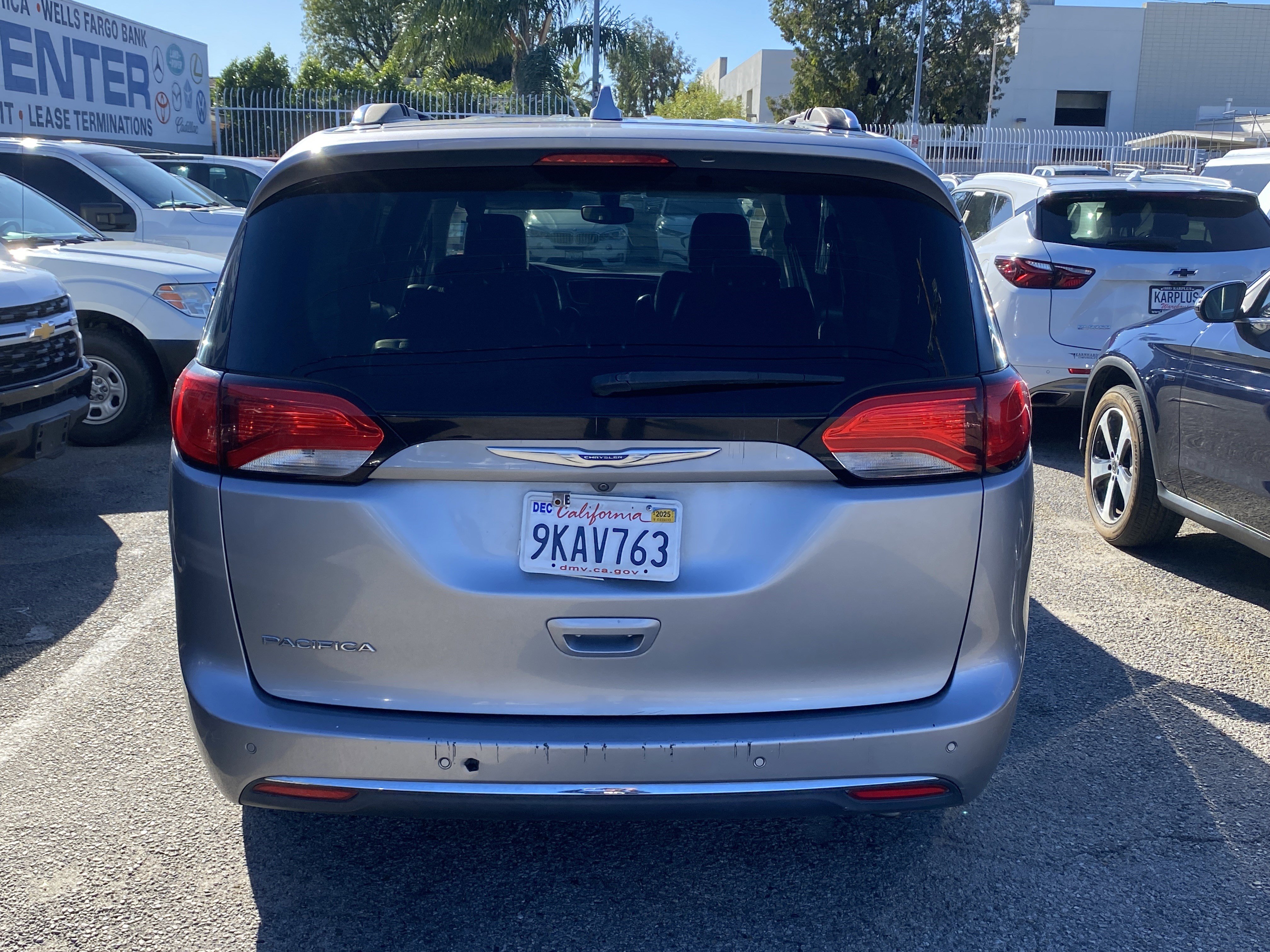 Used 2020 Chrysler Pacifica Touring-L image 8