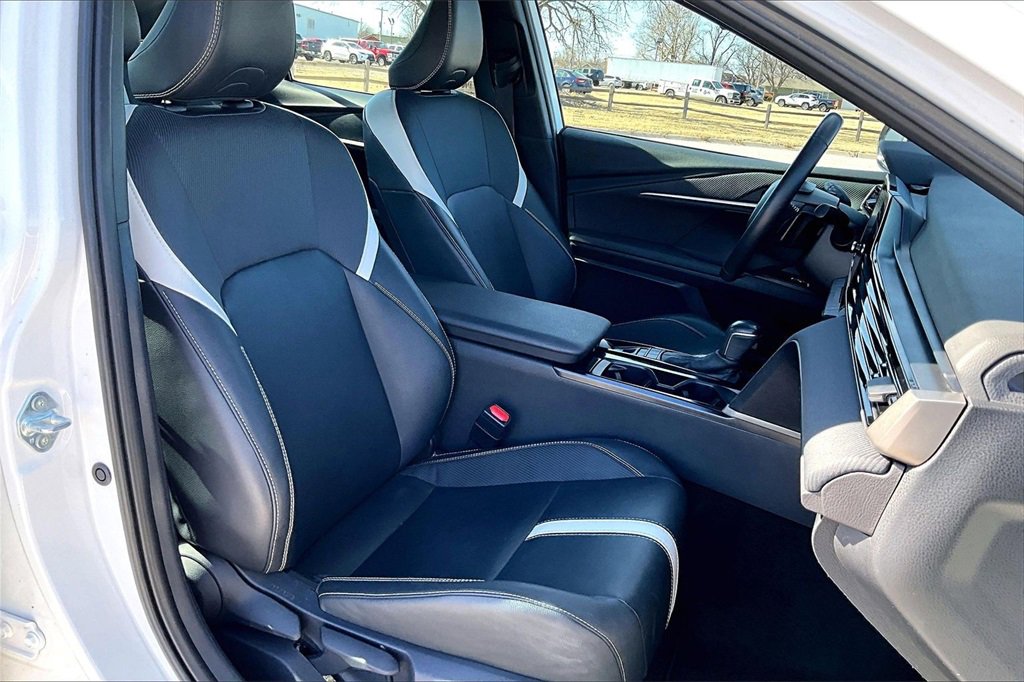 Used 2025 Toyota Camry SE image 7