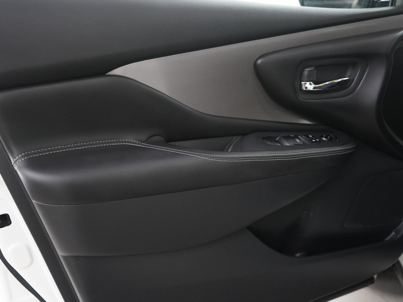 Used 2024 Nissan Murano SV w/ SV Midnight Edition Package image 16