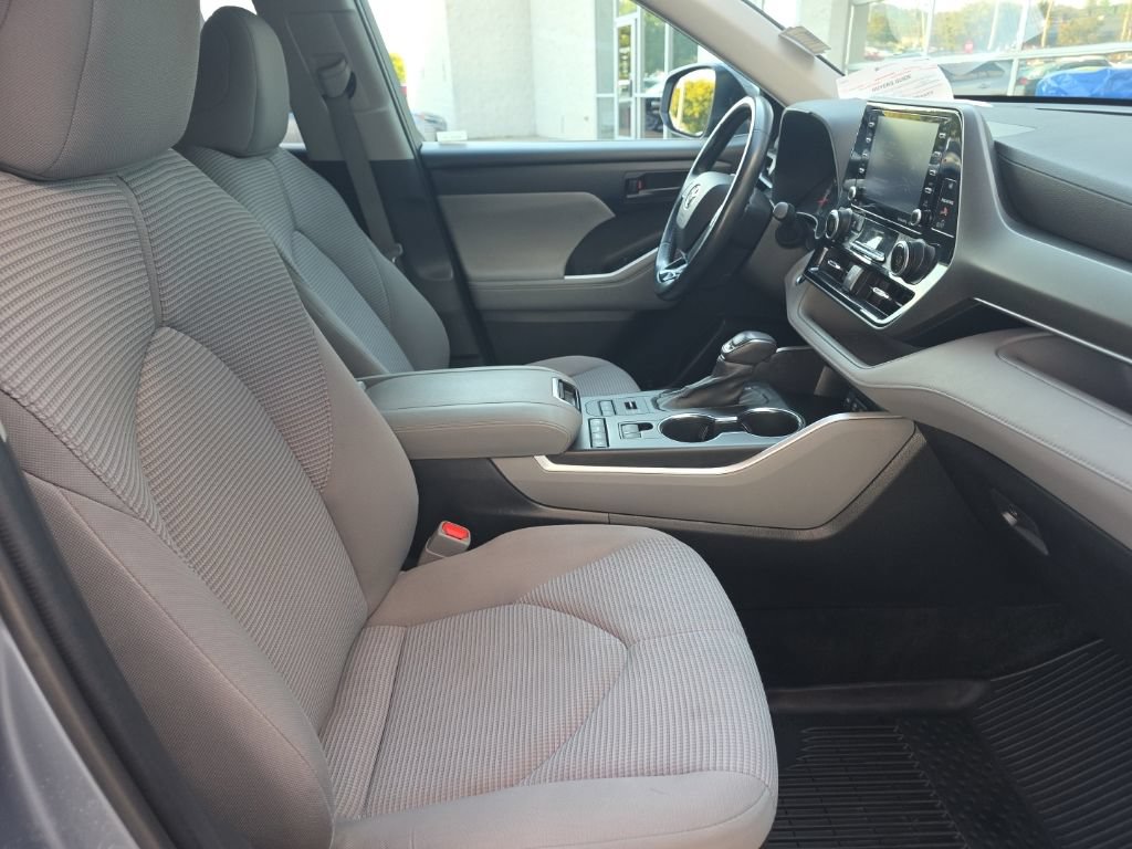 Used 2021 Toyota Highlander LE AWD/4WD image 9