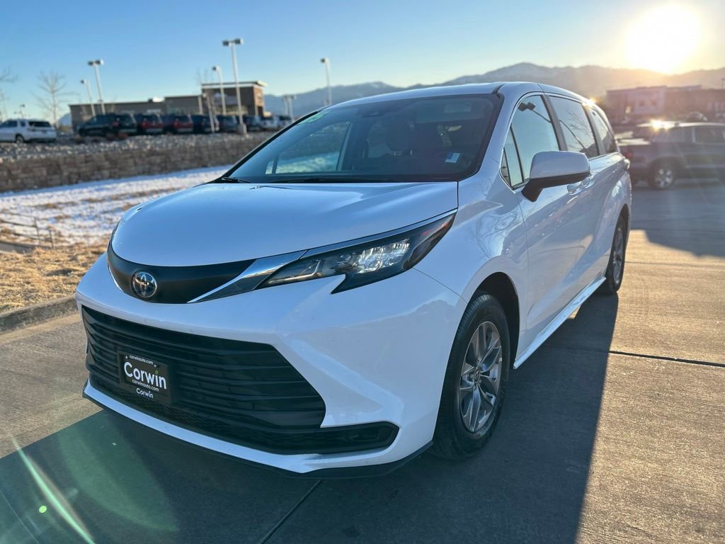 Used 2025 Toyota Sienna LE image 5