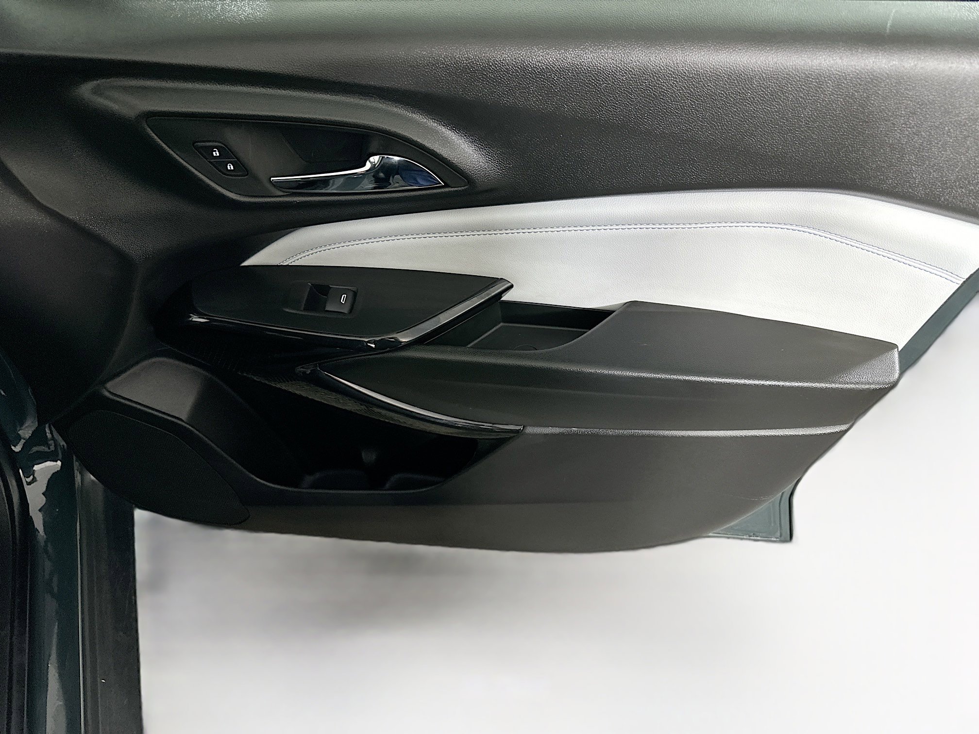 Used 2025 Chevrolet Trax LT image 30