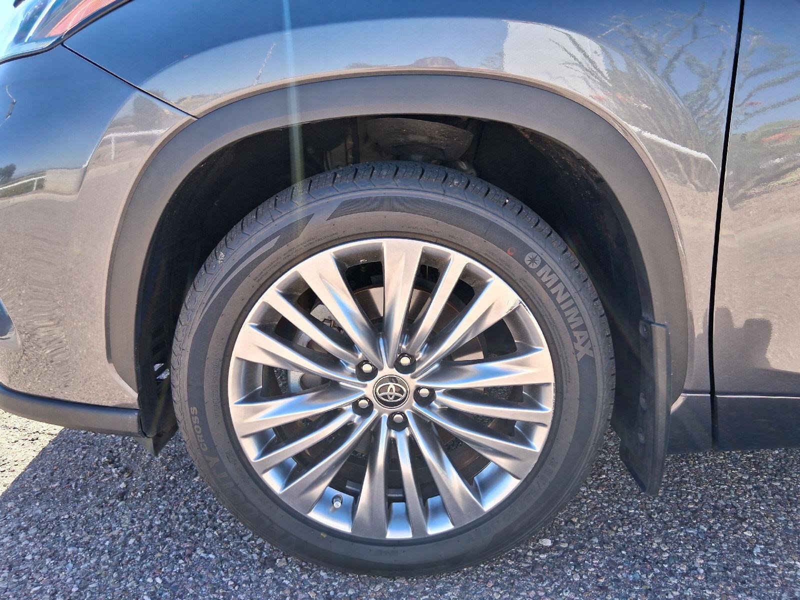 Certified 2024 Toyota Highlander Platinum AWD/4WD image 44