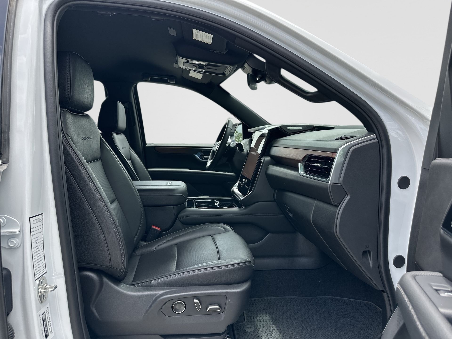 Certified 2025 GMC Yukon XL Denali AWD/4WD image 27
