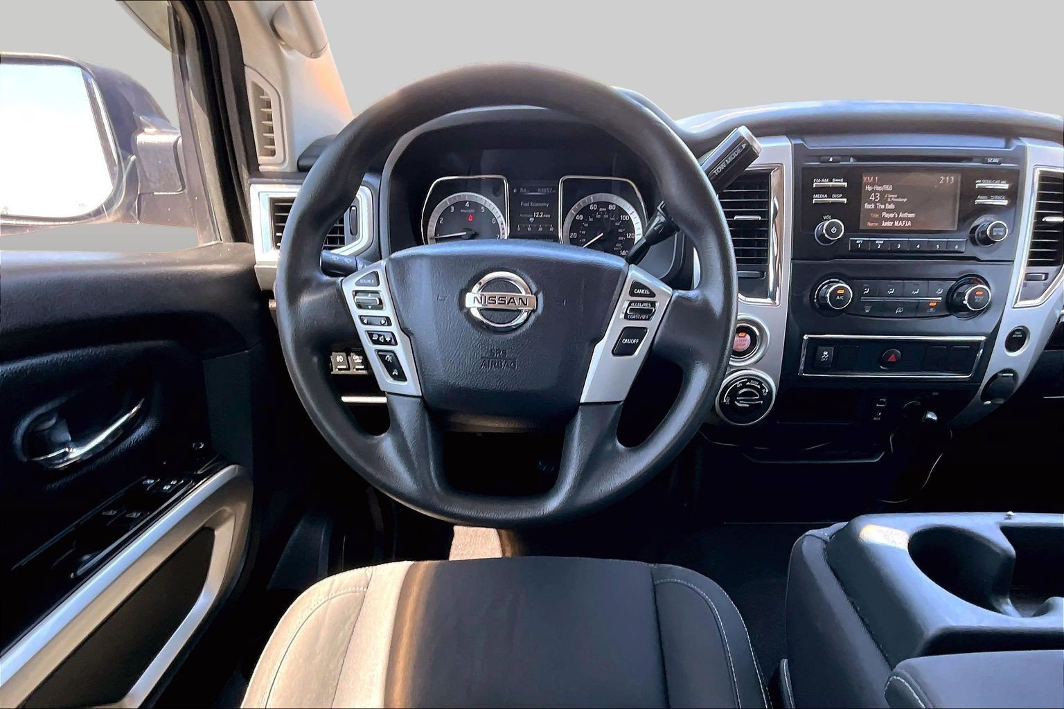 Used 2017 Nissan Titan SV AWD/4WD image 5