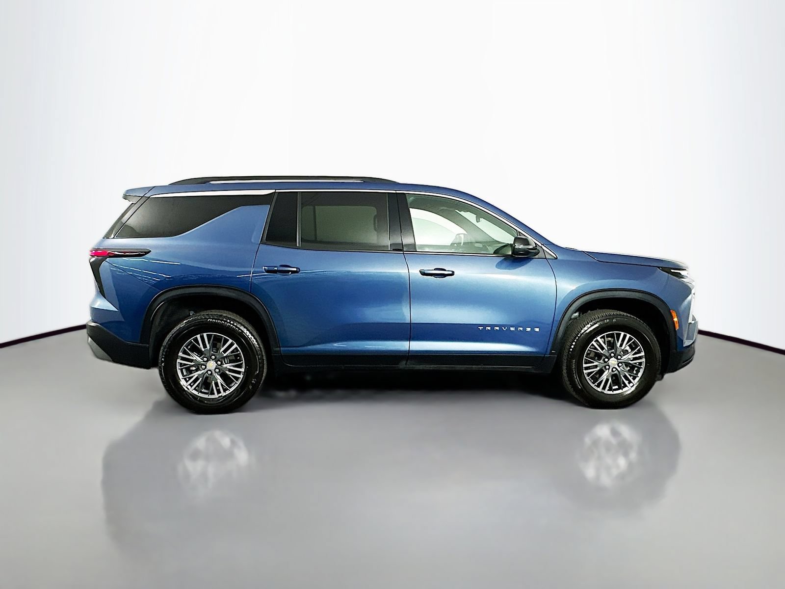 Used 2025 Chevrolet Traverse LT AWD/4WD image 8