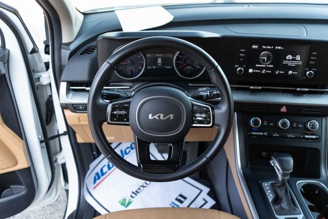 Used 2024 Kia Carnival LX image 17