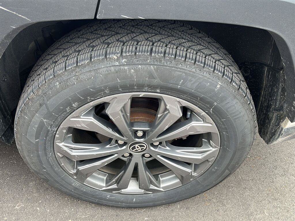 Used 2022 Toyota RAV4 XLE Premium AWD/4WD image 19