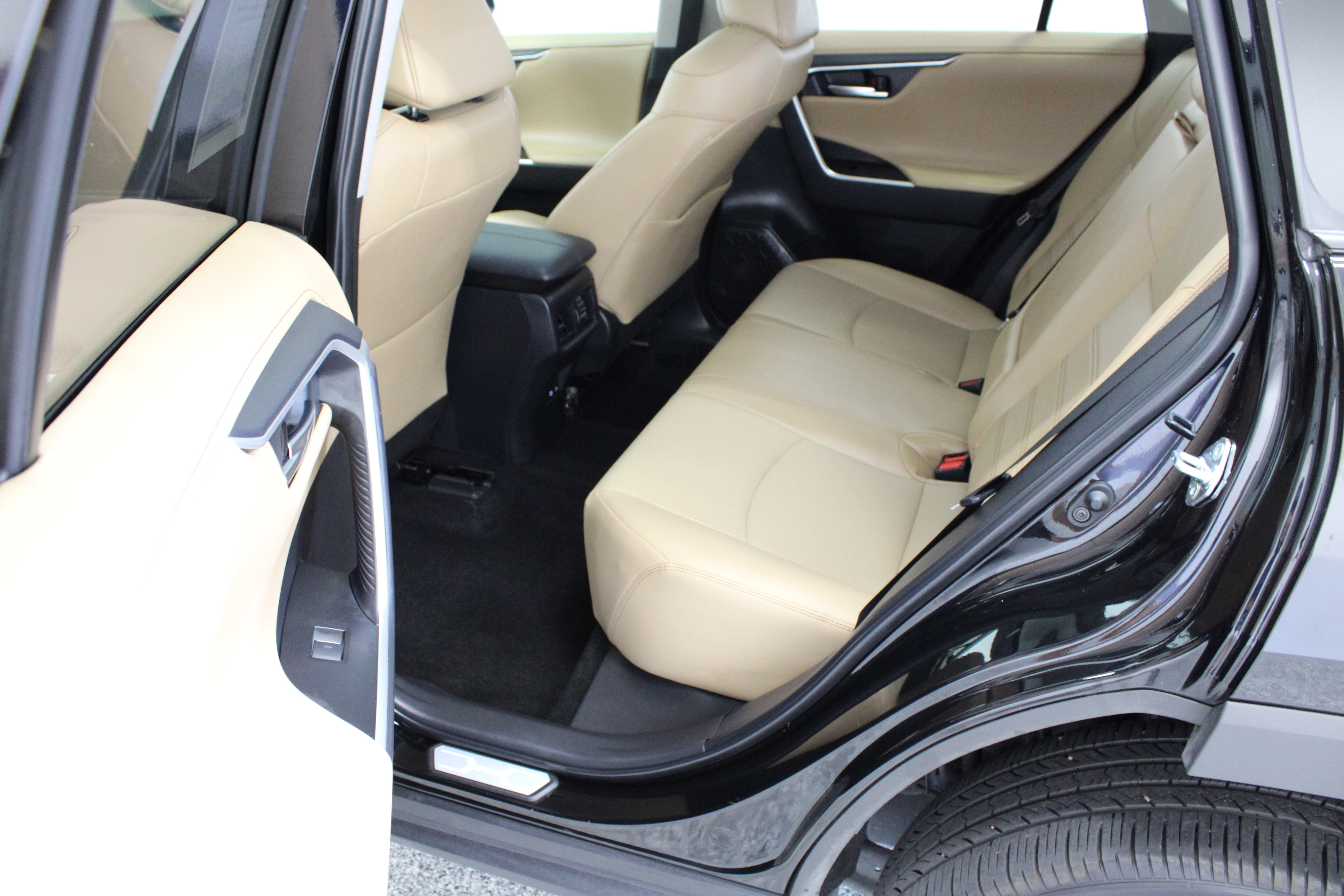 Used 2025 Toyota RAV4 Limited FWD image 30