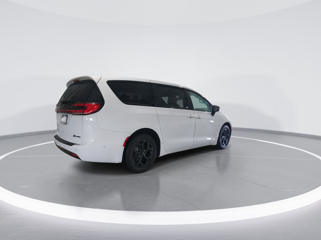 Used 2024 Chrysler Pacifica Select image 8