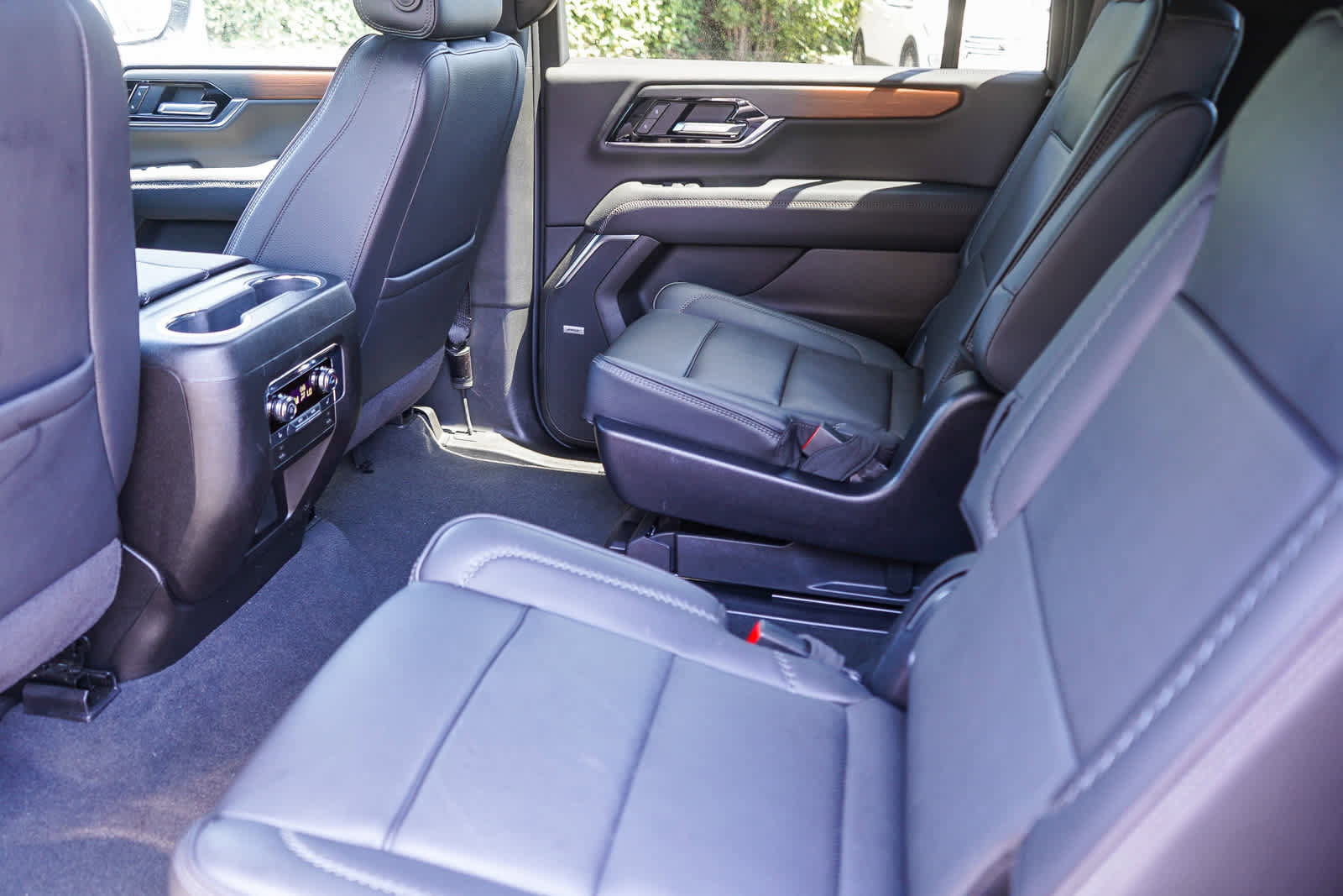 Used 2025 GMC Yukon XL Denali AWD/4WD image 16