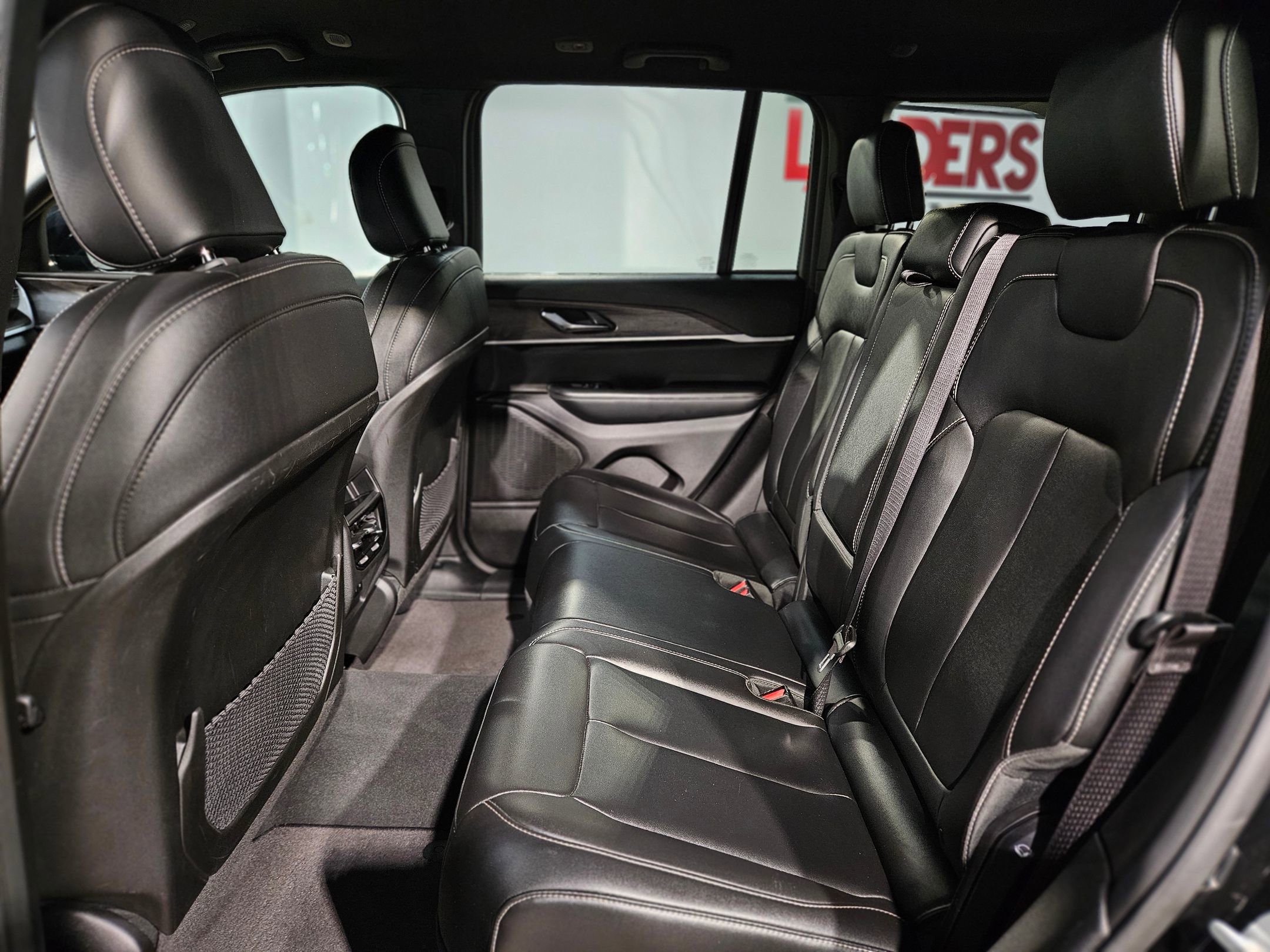 Used 2024 Jeep Grand Cherokee Limited image 37