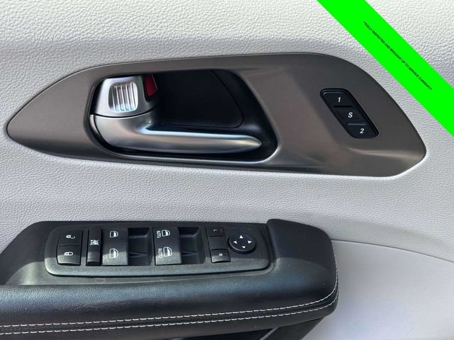 Used 2023 Chrysler Pacifica Touring-L FWD image 10