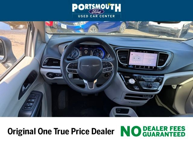 Used 2023 Chrysler Pacifica Touring-L image 7