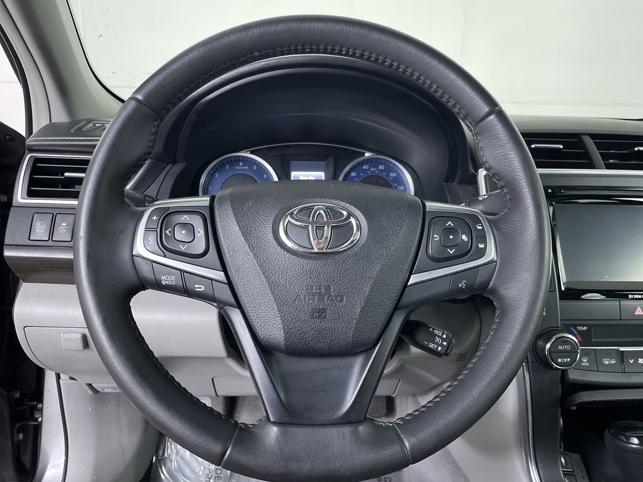 Used 2017 Toyota Camry XLE w/ Moonroof Package FWD image 13